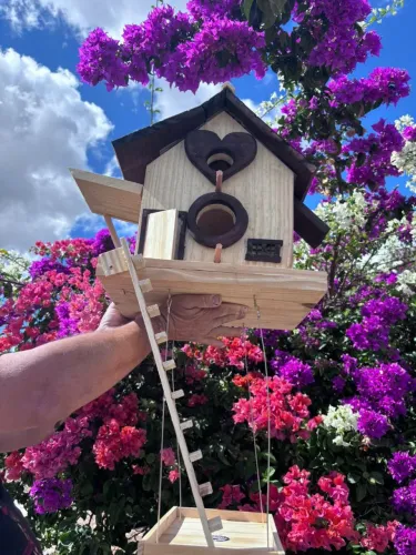 Casinha com comedouro para pássaros livres com proteção anti chuva artesanal com 2 portas 
