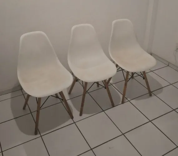 03 cadeiras brancas estilo pé de palito
