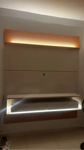 Painel com a TV