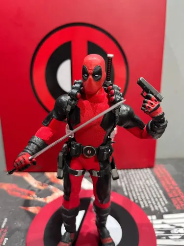 Action Figure Deadpool 1/6 Completa Com Caixa, Base, Acessórios e Mãos Extras
