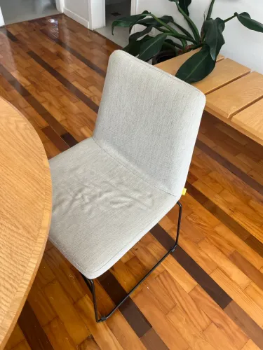 Dupla de cadeiras de jantar estofadas - design moderno