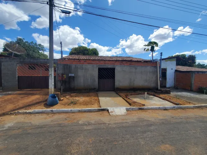 Casa no Centro - 3 Quartos, lote 11x30 e pronta para transferir!