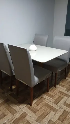 Vendo Mesa com 4 cadeiras