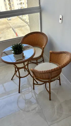 Conjunto Mesa com Tampo de Vidro e 2 Poltronas em Fibra Sintética