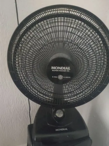 Ventiladores novos 1 mês de uso preço pra sair logo.