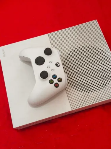 Xbox one S + controle xbox series s + jogo de brinde + pilhas recarregáveis