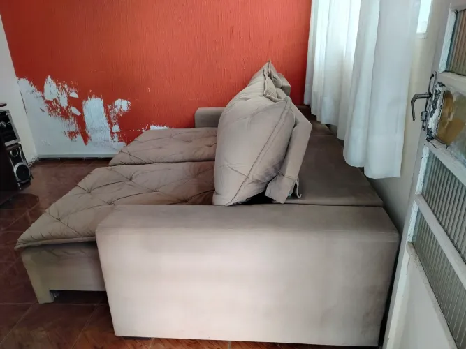 SOFÁ RETRÁTIL 4 LUGARES, TECIDO SUEDE.