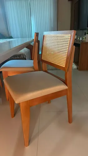 Cadeira de madeira maciça com telinha elegância e sofisticação para ambientes exclusivos