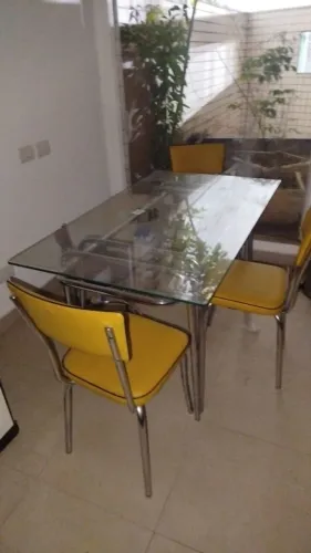 Mesa de vidro com 4 cadeiras 