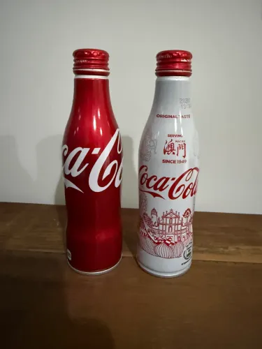 2 Latas garrafas coca cola Macau e Japão