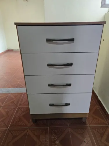Cômoda bem conservada. Pouco tempo de uso