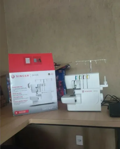 Máquina de costura ultraloque Singer quase não foi usada S0105 127v