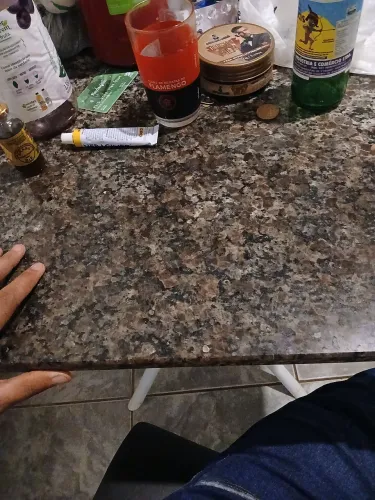 Mesa de mármore en perfeito estado a venda acompanha 3 cadeiras