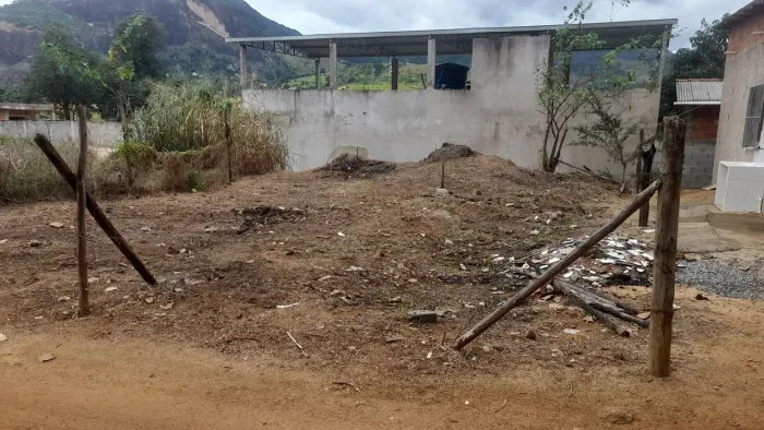 Vende-se este lote 