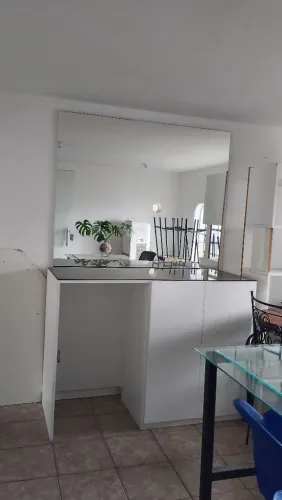 Armário com espelho , ideal para loja ou sua sala