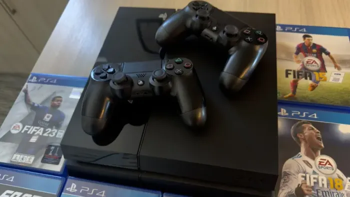 PS4 + 2 Controles + 8 Jogos | Black Ops 6, FC25, FIFA 23 e mais