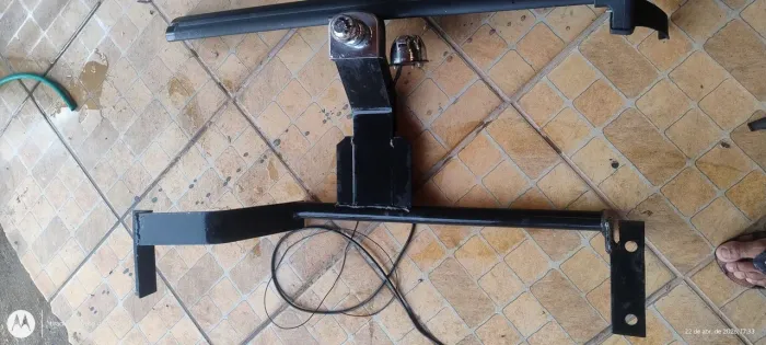 Vendo um engate do New fiesta 2015 e um rack de teto