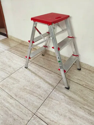 Escada de alumínio de seis degraus