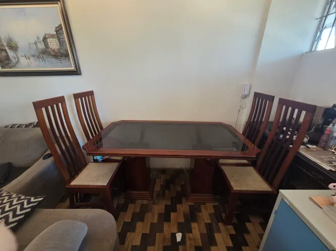 Mesa de Jantar de Madeira Maciça com Tampo de Vidro + 4 Cadeiras - Estilo Clássico/Rústico