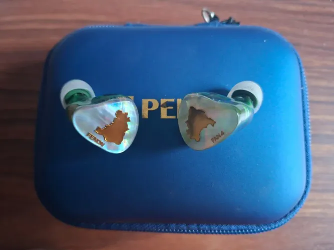 Fone de Ouvido PENON FAN4 - IEM HÍBRIDO 6 DRIVERS | FACEPLATE CUSTOM BRASIL em dourado.