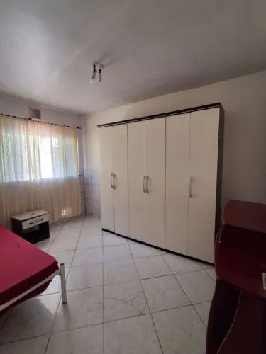 Alugo quarto e kitnet pra mulher sozinha