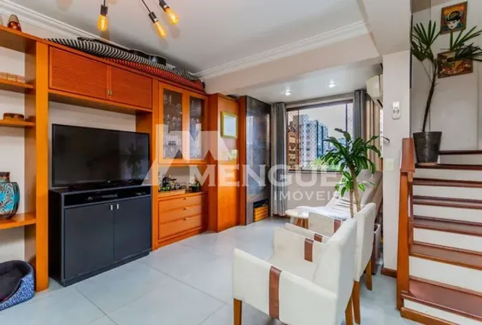 Ótimo Duplex à venda 2 dormitórios, 1 vaga no bairro Passo da Areia em Porto Alegre de 84m