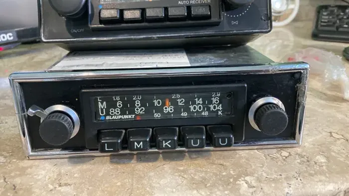 Radio Blaupunket alemão e raro + radio AIWA. Leia tudo.