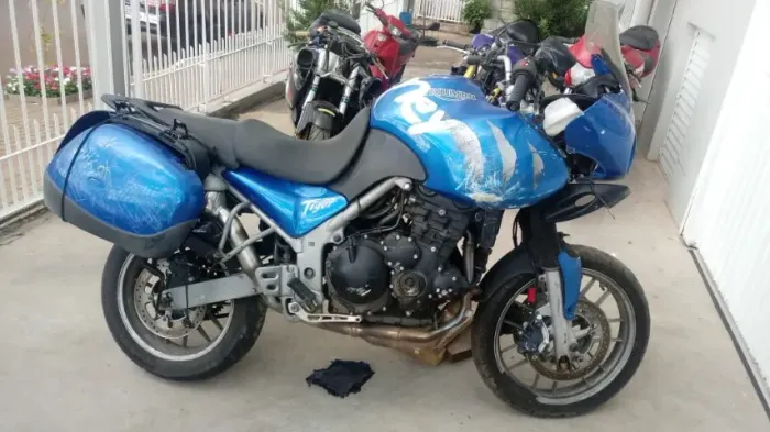 Sucata de moto para retirada de peças Triumph Tiger 955i 2006