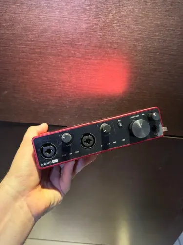 Placa de áudio Focusrite 4i4 zerada 