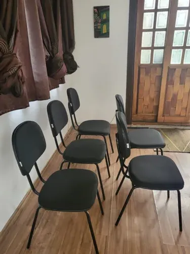 Cinco cadeiras de escritório .