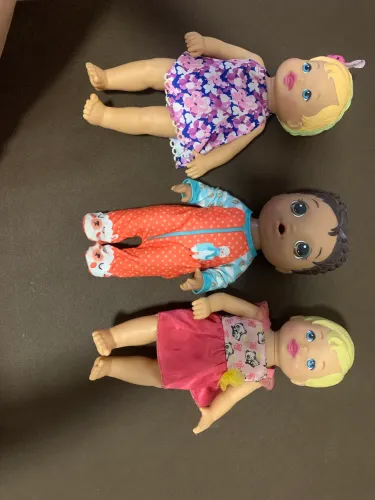 As bonecas são da marca Baby Alive.
