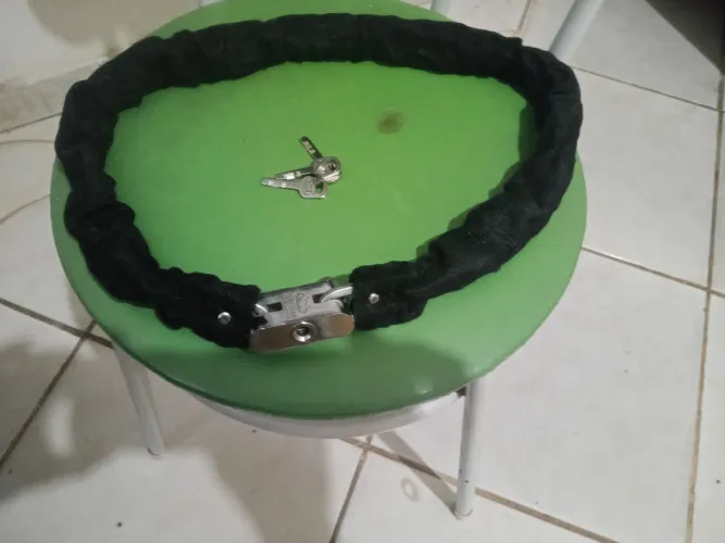 Baixou pra vender rapido: Corrente com cadeado embutido aço reforçado R$100,00