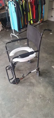 Cadeira de Banho com Rodas