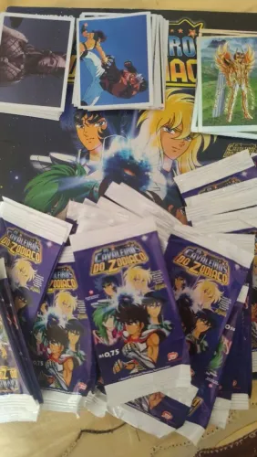 Álbum cavaleiros do zodíaco Emporium de Ideais, nenhuma figurinhas colada, com 40 pacotes 