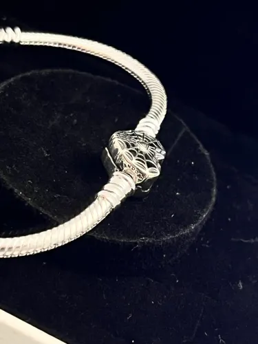 Pulseira Pandora com berloque de aranha