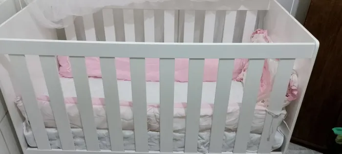 Berço Branco com kit berço rosa