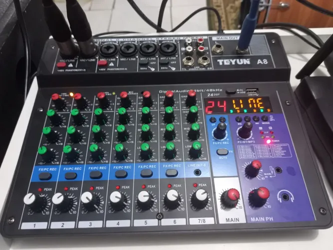 Mesa de som 8 canais 