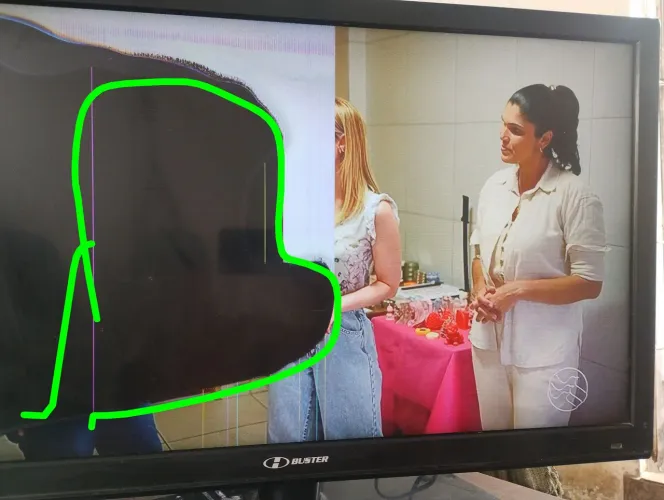 Smartv hbust 29com  tela TRINCADA 4 meses de uso funcionando TUDO. Aceito  proposta ou tr