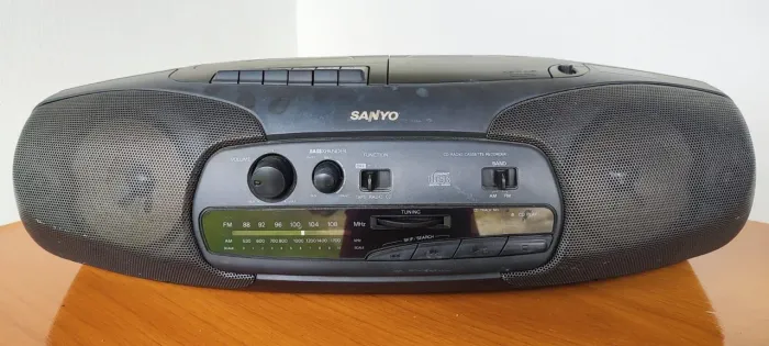 Som Sanyo rádio, toca fitas e CD player