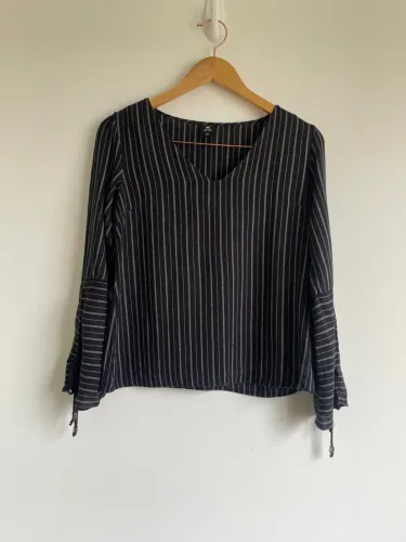 Blusa tbm P feminina preta com riscas cinzaes Hering