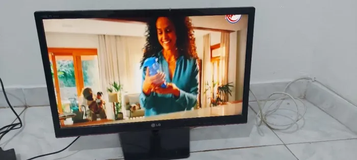 Tv LG 22 polegadas funcionando com manchas na tela. NÃO É SMART