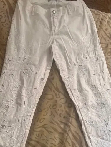 Calça branca bordada (38)