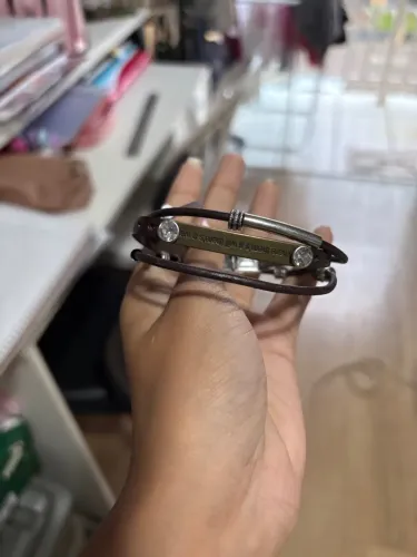 Pulseira de couro com detalhes