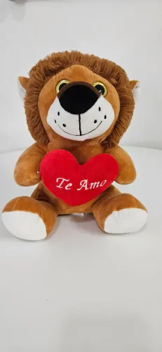 Leão de pelúcia com coração 'Te Amo'