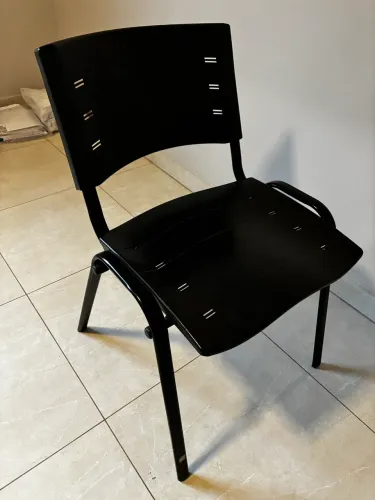 Cadeira preta com encosto