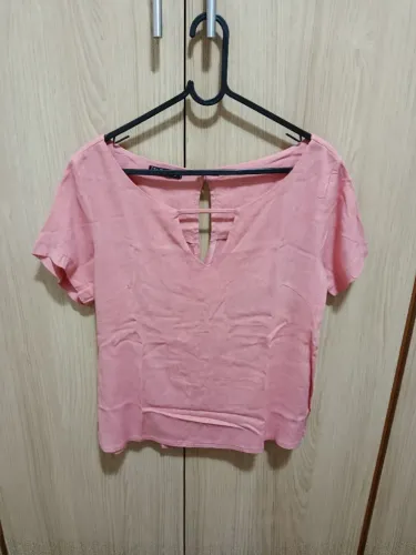 Blusa Rosa com Detalhe em V