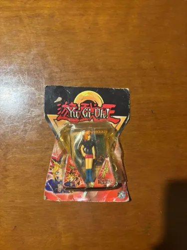 Boneco yugi yo lacrado acompanha uma carta