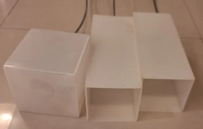 2 Luminárias  bancada e 1 cabeceira e c/ lâmpadas âmbar.