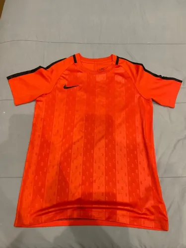 Camisa Laranja com Detalhes Pretos TAM G Infantil 