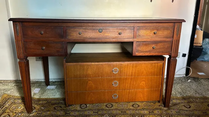 Escrivaninha Antiga em Madeira Maciça com Tampo em Vidro - Excelente Estado